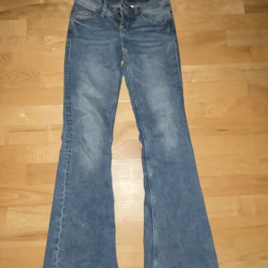 Low Waist flare jeans - Säljer dessa as snygga slutsålda lågmidjade bootcut jeansen ifrån hm. Säljer dem då de inte kommer till andvändning. Men är inte helt säker. Betalar endast med Swish. Står ej för frakten.❤️
