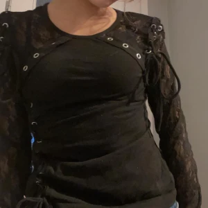 emo tröja  - riktig emo tröja köpt på humana! snörning i ryggen oxå! 