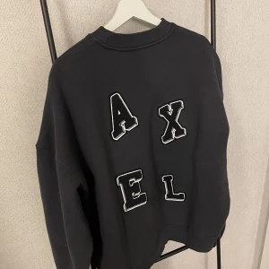 Axel arigato ”illusion” sweatshirt - Aldrig använd sweatshirt! Den är strl lage oversized! Riktigt snygg och som sagt aldrig använd! Säljer för att den var för stor på mig! Köpt för 2300kr.