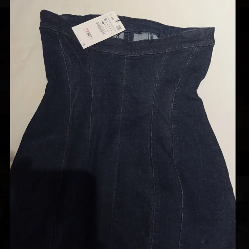 Säljer en sååå snygg tube klänning i jeans från Zara💞 Det är s men skulle säga att den är absolut en m!. Klänningar.