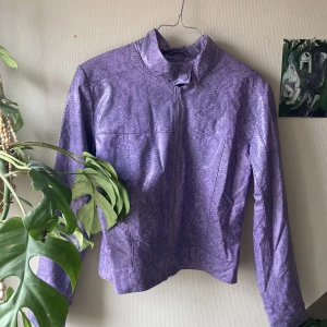 Cool lila fejk skinjacka!  - Cool ormmönstrad fejk skinjacka i lila! Skriv om du önskar ett annat pris eller fler bilder!