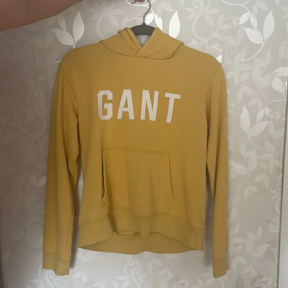 Gant hoodie i gul färg, välanvänd, lite små skador på texten men inte märkbara . Hoodies.