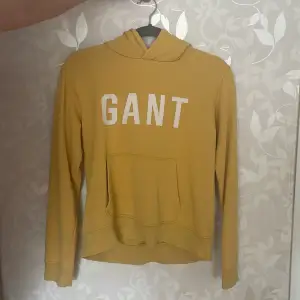 Gant hoodie i gul färg, välanvänd, lite små skador på texten men inte märkbara 