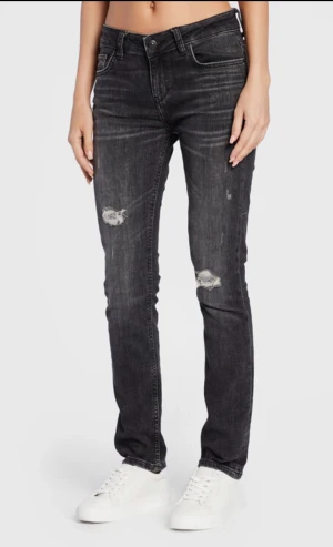 Ltb Jeans - Kollar inressset på dessa byxorna då jag hade en oseriös köpare💞 Nypris 800kr kan också tänka mig att byta mot ett par Valerie i samma tvätt i storlek 29/32 eller 30/32💞💞
