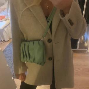 Grön liten väska - En grön liten väska med ett justerbart band och bra skick. Aldrig använd 💕hör av er för frågor eller fler bilder!