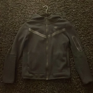 nike tech fleece - En jätte fin nike tech fleece inga defekter precis som ny, köpt för 1000❤️
