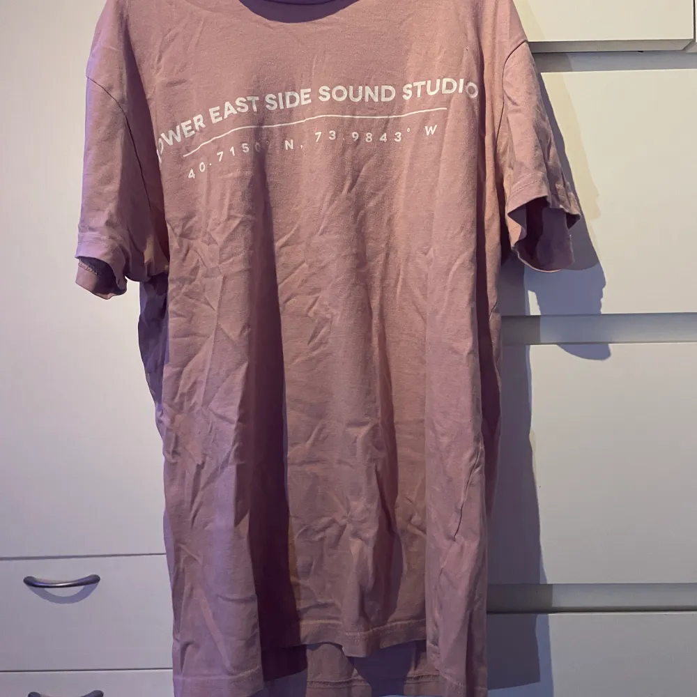 Rosa t-shirt med vit text från Primark Använd fåtal gånger  Storlek XS . T-shirts.