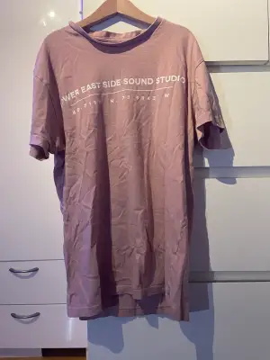 Rosa t-shirt med vit text från Primark Använd fåtal gånger  Storlek XS 