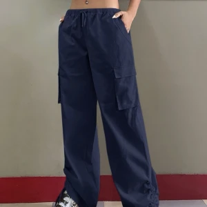 mörkblåa lågmidjade byxor - mörkblåa lågmidjade byxor i storlek M. Aldrig använda. Jag är 170cm lång och dom är lite för korta för mig så det är därför jag säljer dom. Köparen står för frakten.