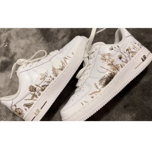 Air force 1 - Trendiga air force 1 med blom tryck på som jag själv har målat. Det gör de mer rolig så att man inte ser ut som alla andra;) Har bara använt skorna några ggr så de är i väldig bra skick! 