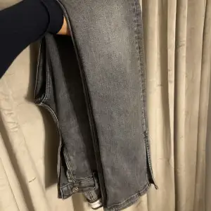 Säljer dessa snygga jeans från Zara i storlek 38 i bra skick. Skriv för fler bilder och vid intresse.🫶🏻