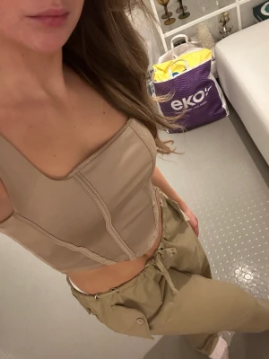 Topp  - En söt liknade corsett top i brun/beige 