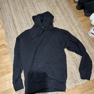 Svart, basic hoodie  - Fin hoodie ifrån hm. Bra skick. Säljs pga jag inte använder den