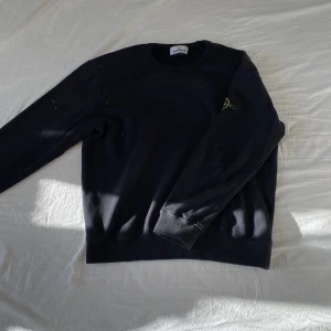 Stone island crewneck - Stone island crewneck. Oanvändskick och inga skador. Perfekt för våren.💧