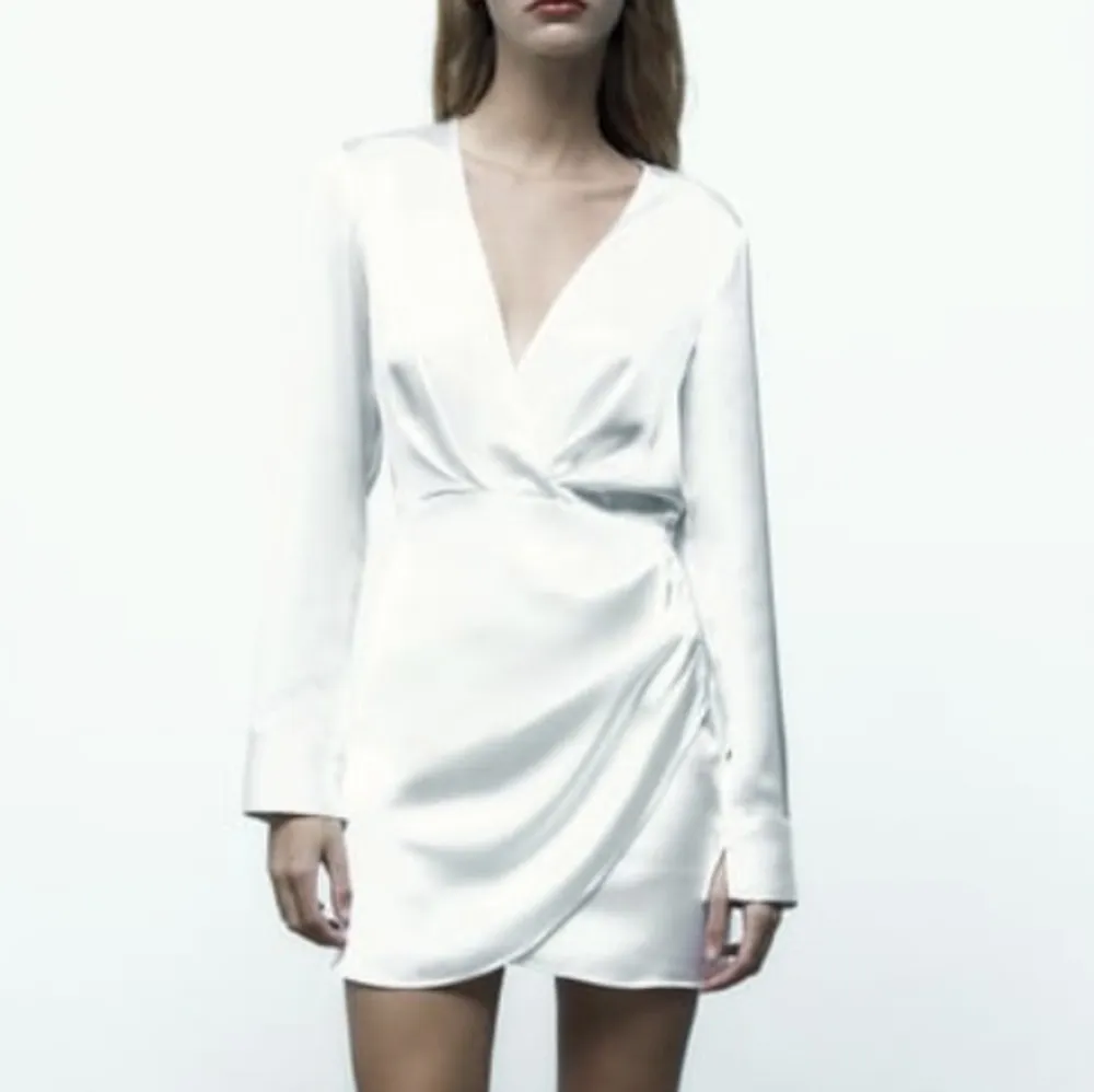 Säljer denna klänning från Zara som är helt oanvänd (endast testad på) så den är som ny!!!. Klänningar.