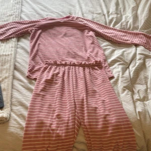 Pyjamas  - Pyjamasset, säljer för att de e för litet för mig. Inga fläckar. 