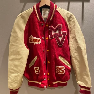 Varsity jacka - Otroligt fin Retro Varsity jacka i grymt skick!   Storlek som passar både S (oversized) och M (true to Size) 