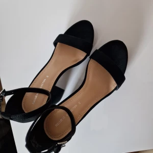 Svarta klackskor - Klassiska svarta klackskor helt nya klackhöjd: 10cm platåhöjd: 2cm