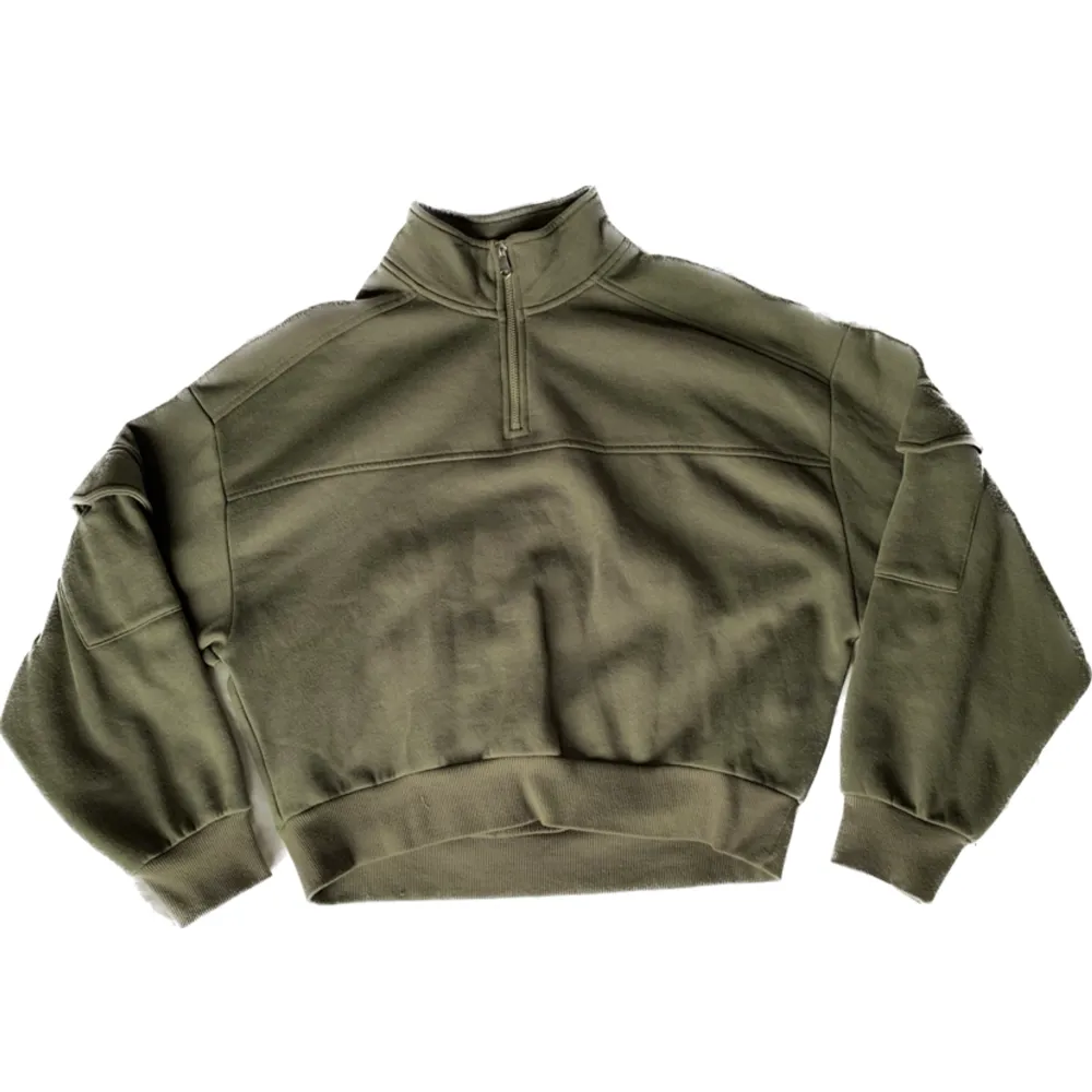 Kroppad militärgrön tröja från h&m. Nästan aldrig använd. 40kr + frakt. Toppar.