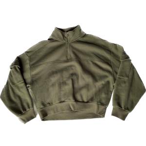 Kroppad militärgrön tröja från h&m. Nästan aldrig använd. 40kr + frakt