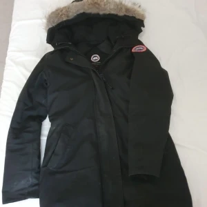 CANADA GOOSE Victoria parka - CANADA GOOSE Victoria parka storlek S i svart. Lite slitna armuddar men annars är jackan i toppskick. inköpt för 10000kr. 