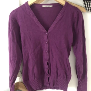 Lila kofta från green house - Superfin plommonfärgad kofta från Green house från 2000talet! Skriv för fler bilder, köpare står för frakt💕