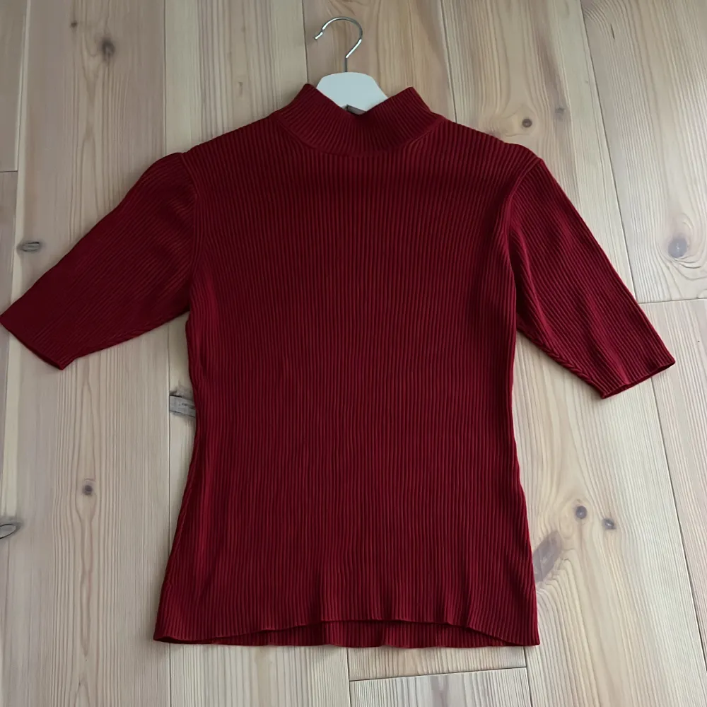 Säljer denna röda tröja då den inte kommer till användning. Den är i väldigt bra skick.. T-shirts.