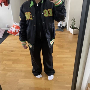 Jacka - En svart jacka med färgglada detaljer. Inte använt den så mycket så den är i Säljer min jacka från Humana då den inte kommer till användning längre. Den är i bra skick. Str på jackan är i XL. Jag bär i vanliga fall str S och den sitter bra på mig. 