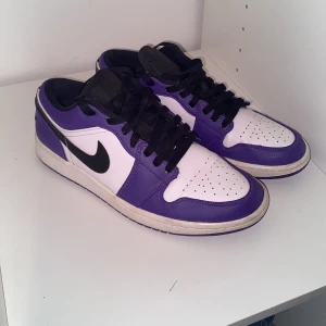 Jordan 1 court purple low  - Säljer ett par Jordan 1 low. Det är jätte bra skick bara ett slitage på en skorna. Kan mötas upp i Stockholms området eller skickas med spårbar frakt🙌 hör av dig med fler frågor eller bilder. Kan alltid ta emot trades och pris kan förhandlas 