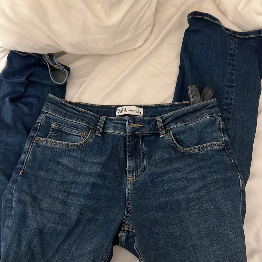 Populära jeans i mörkblå färg, endast använda en gång så i fint skick. Storlek 40 men passar även en 38. . Jeans & Byxor.