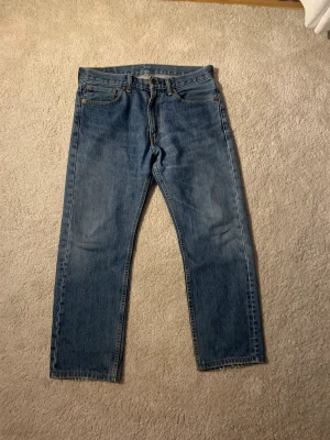 Jeans | Levis 505 - Knappt använd, säljer byxorna då de ej passar längre. Kan mötas upp i Karlstad  Storlek: W32 L30 Passform: loose