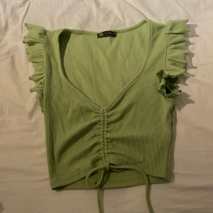 Zara-topp - Grön söt topp från zara som aldrig har blivit använd!