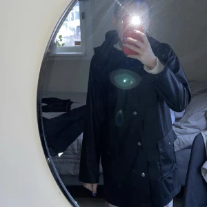Regnjacka - En svart knälång regnjacka från kappahl😀 Är storlek 152 men passar mig som har S!
