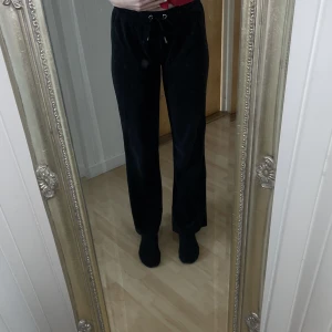 Mjukisbyxor - Svarta sammet mjukisbyxor från Gina tricot.🥰