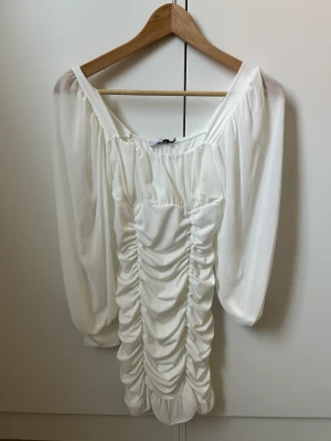 Studentklänning - Säljer denna studentklänning från designbysi storlek: One-size som inte finns på hemsidan längre. Aldrig använd endast testad. Köparen står för frakten går att mötas upp i Västerås 