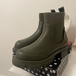 Stövlar - Stövlar från Ginatricot. Storlek 36. Använd några gånger 