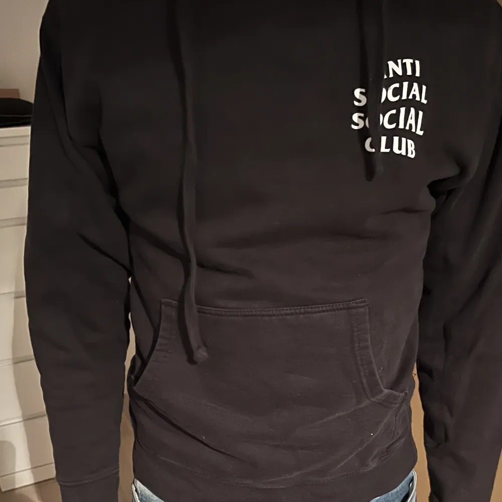 9/10 skick storlek small köpt för 2000kr. Hoodies.