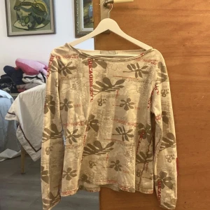 långärmad tröja  - från kappahl står 46/48 vet ej va de betyder men sitter som en small typ, dragkedjedetaljer på ärmarna  mönstrad 