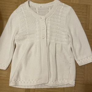 Kofta - Vit stickad kofta strl L. Sparsamt använd! Kontakta vid frågor💗 Mötes i Stockholm eller fraktar mot köparens bekostnad.