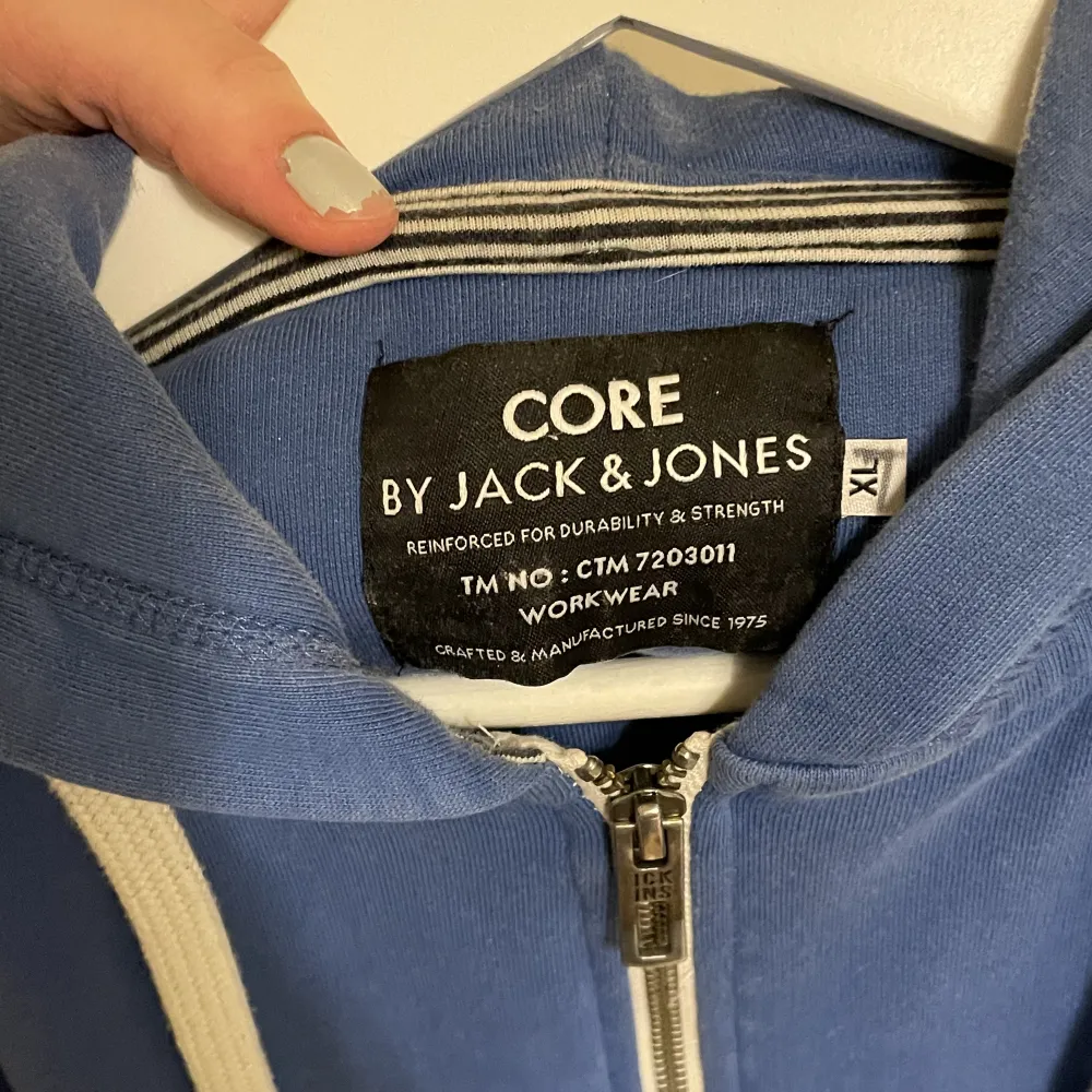 Blå Hoodie strl xl med dragkedja från jack&jones. Bra skick! Kontakta vid frågor. Mötes i Stockholm eller fraktar mot köparens bekostnad.. Hoodies.