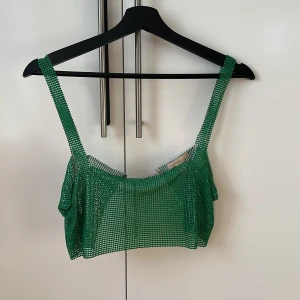 Topp - Supercool topp från H&M, säljer så jag ej får användning för den! Aldrig använd så i nyskick! Köparen står för frakten! ✨