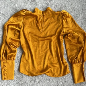 Tröja i silkematerial  - Tröja i silkematerial från ginatricot. 