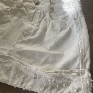 Vit Kjol  - Vit jeans kjol med söta pärlor längst ner. 