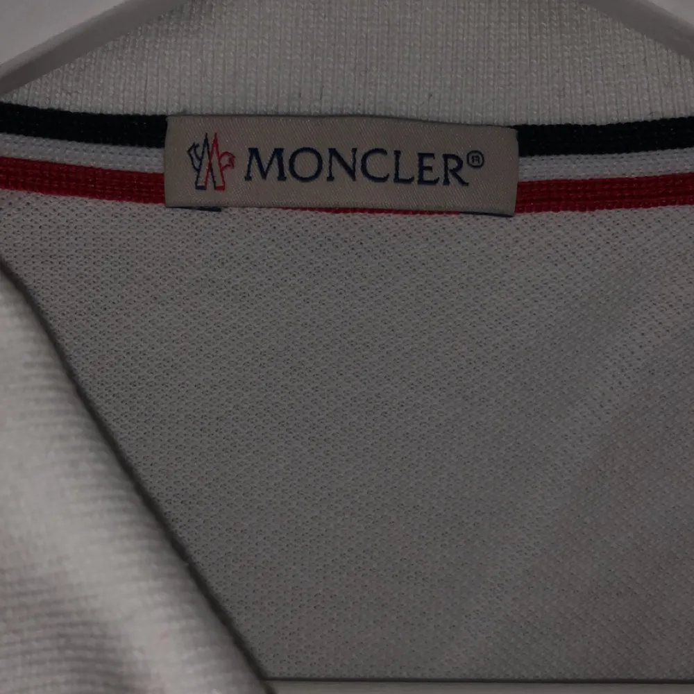 Moncler piké, vit säljs pga för den är för liten. Den är äkta men har inte kvitto kvar så därav det låga priset. . T-shirts.