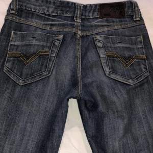 Ass fina och trendiga jeans med fina detaljer på bakfickan, inga d-effekter förutom lite sluta längst ner (sista bilden). Skriv till mig innan ni köper❤️❤️innerben:72cm midjemått:35cm Studs: 43