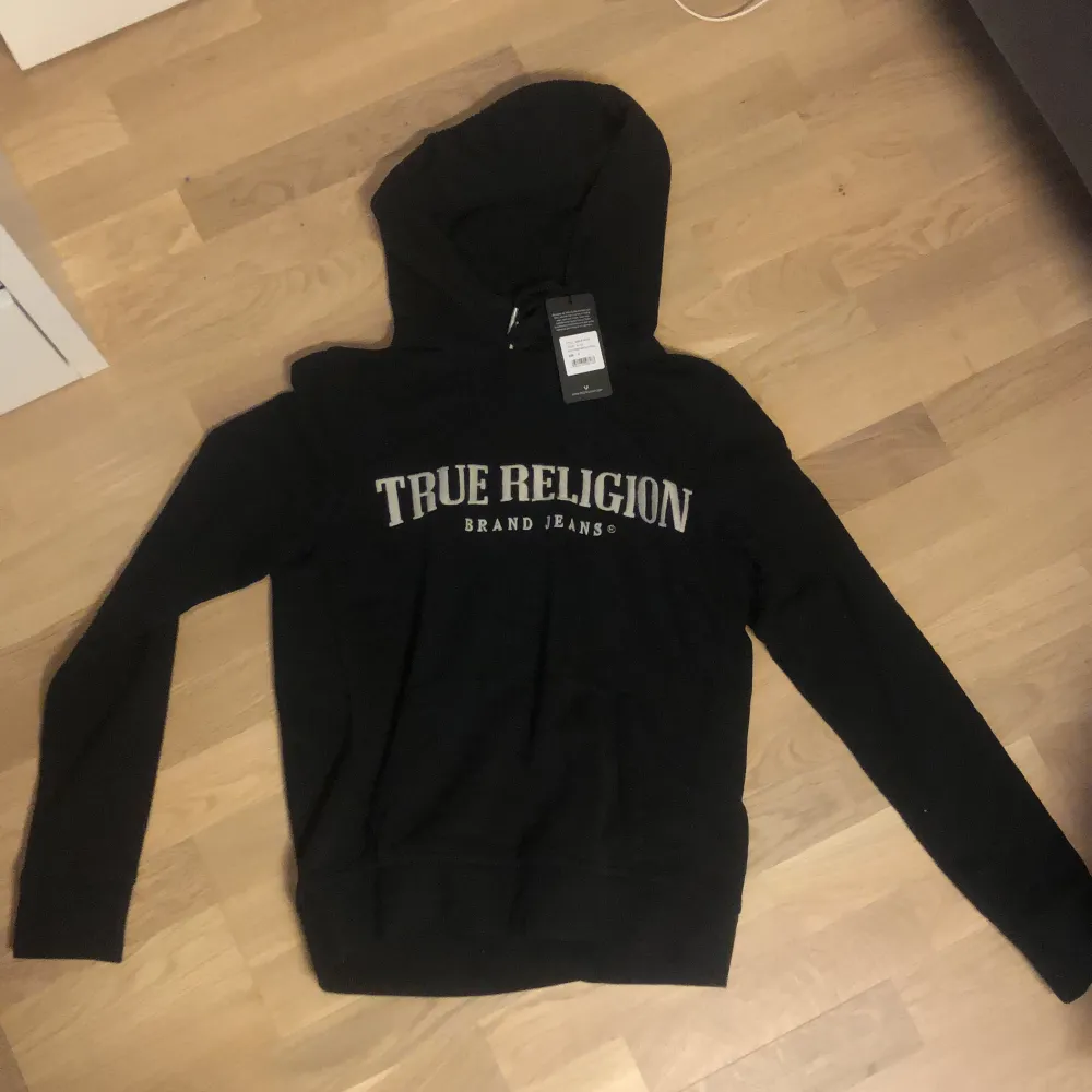 Helt ny True religion hoodie som jag köpte för 1995kr. Använd 0 gånger  Dm om ni har frågor.. Hoodies.