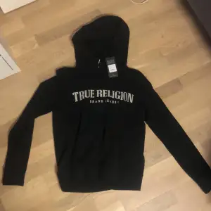 Helt ny True religion hoodie som jag köpte för 1995kr. Använd 0 gånger  Dm om ni har frågor.