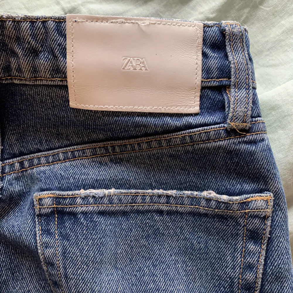 Mörkblåa jeans från zara i storlek 34. Är själv 160 och passar knappt. Säljs för 100kr plus frakt . Jeans & Byxor.