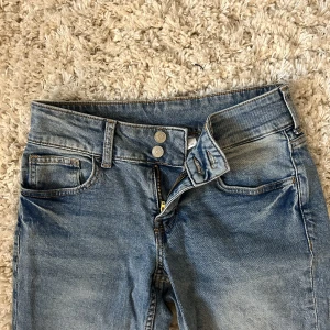 Lågmidjade bootcut jeans  - Säljer dessa populära jeans som nästan alltid är slutsålda, säljer dom pågrund av att dom inte passade och storleken är 36 men skulle kunna passa både mindre och större storlekar då dom är lite stretchiga i materialet men ändå har en snygg passform