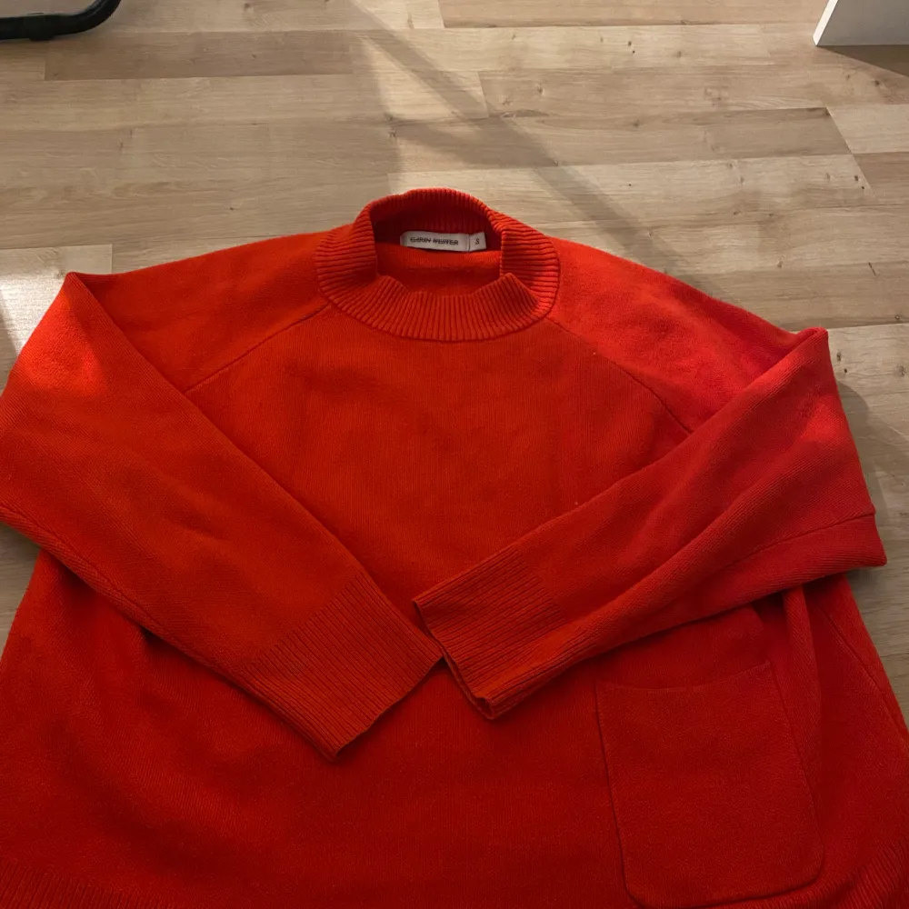 En superfin röd Carin Wester tröja! Sällan använd. . Tröjor & Koftor.